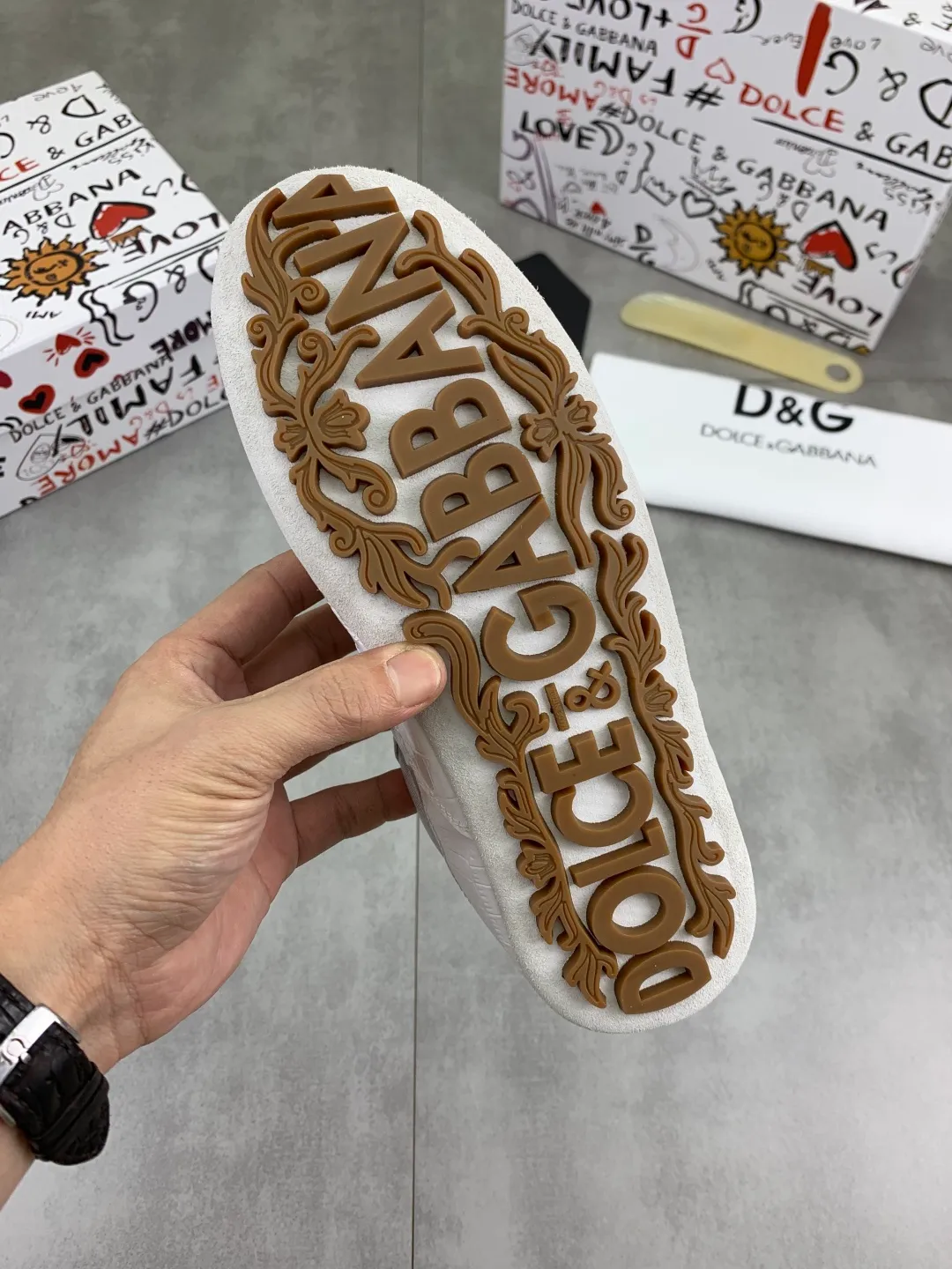 Men's men's shoes 💰P542 💰[New model] The latest hot style, top original quality, the official website synchronizes "DOLCE&GABBANA [Dolce & Gabbana] ~ High quality." The effect is low-top casual DG men's shoes, loved by many celebrities, using high-end imported first-layer calfskin splicing logo design + cowhide feet, simple and elegant, perfectly interpreting the latest inspiration of shoes, integrating classics and fashion, luxury dreams, and fashion. Suitable for drivers, light and comfortable to drive, light and breathable for outdoor travel, high-end quality, trustworthy, 3️⃣color🉑️choice! Code number: 38-46